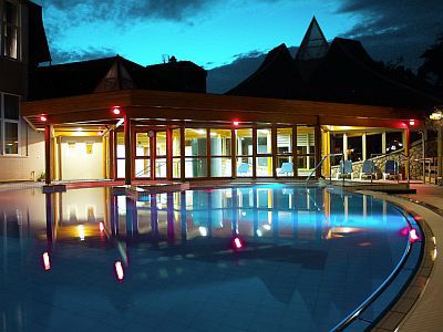 Danubius Health Spa Resort gyógyszálloda hévizí külső medencéje akciós wellness hétvégére