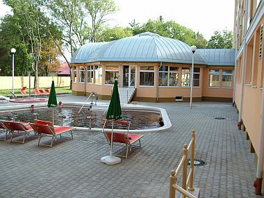 Medence a gyógyhotelben Hajdúszoboszlón - Hungarospa szálloda wellness hétvégi ajánlata