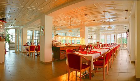 Két Korona Hotel hangulatos étterme - Balatonszárszó