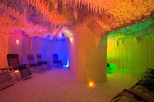 Lotus Therme Hotel és Spa sóbarlangjának falát Jordániai Holt-tengeri só borítja
