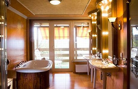 Hotel Silvanus 4* lakosztályának fürdőszobája Visegrádon