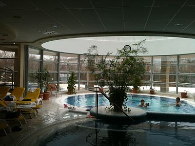Visegrádi Termál Hotel gyógyvizes medencéje wellness hétvégére