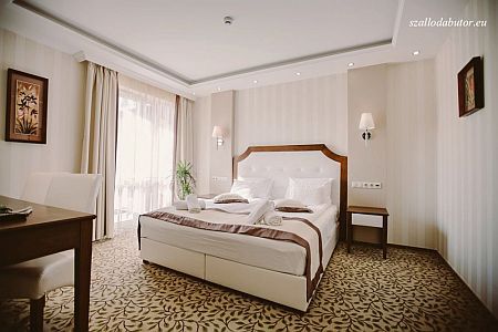Romantikus és elegáns hotelszoba Mórahalmon