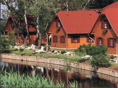 Fűzfa Hotel és Pihenőpark Poroszló, hat fős bungalow faházak teljes felszereléssel