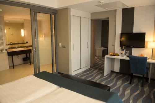 ✔️4* Hotel Azúr Siófok, akciós szép szabad szobája Balatonnál