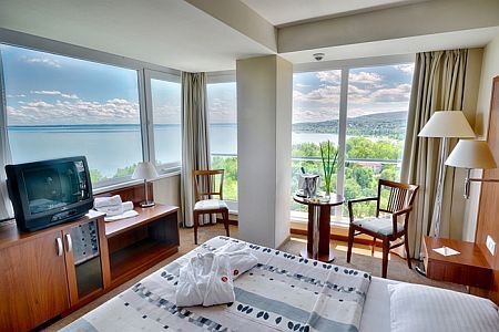 Panorámás kilátás a Balatonra a 4* Hotel Bál Szállodából