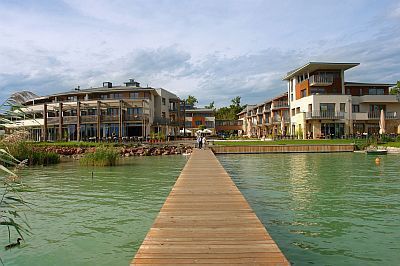 Balatonfüredi móló a Hotel Silverine**** Resort bejáratánál