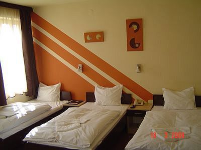Akciós háromágyas szoba a Hotel Ágostonban Pécs centrumában