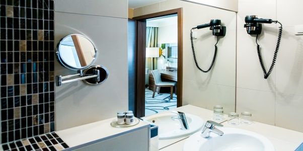 4* Wellness Hotel Ambient AromaSpa szép fürdőszobája Sikondán