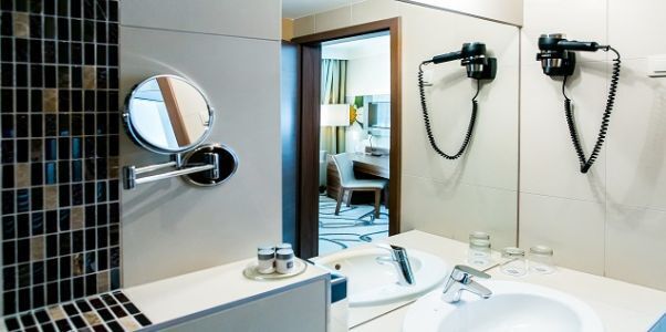4* Wellness Hotel Ambient AromaSpa fürdőszobája
