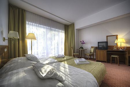 Két Korona Hotel modern kialakítású szobája Balatonszárszón - wellness hétvége a Balatonon