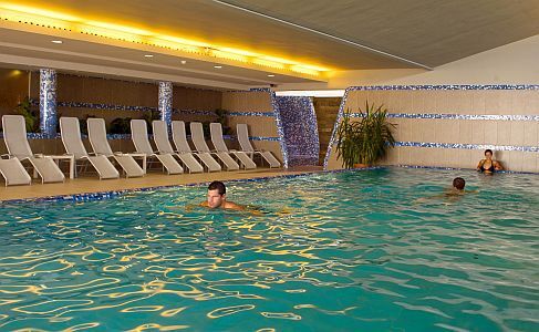Zenit Hotel**** úszómedencéje romantikus wellness hétvégére
