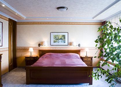 Silvanus Hotel franciaágyas szobája panorámás kilátással a Dunára