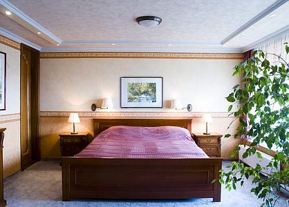 Silvanus Hotel Visegrád franciaágyas szobája panorámás kilátással