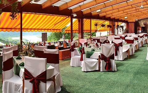 Silvanus Hotel étterme dunai panorámával gazdag ételválasztékkal