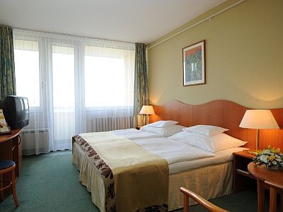 Hotel Helios szabad kétágyas szobája Hévízen, csodálatos kilátással a parkra és a medencékre