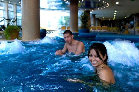 Thermal Hotel Visegrád pezsgőfürdős wellness medencéje Visegrádon