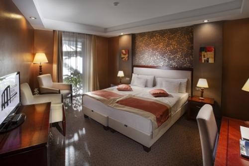 4* Hotel Colosseum szép és romantikus hotelszobája Mórahalmon