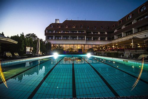 Hotel Sopron**** külső úszómedencéje hétvégére-