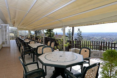 Hotel Budai panorámás hotelszobája előtti terasz Budapesten