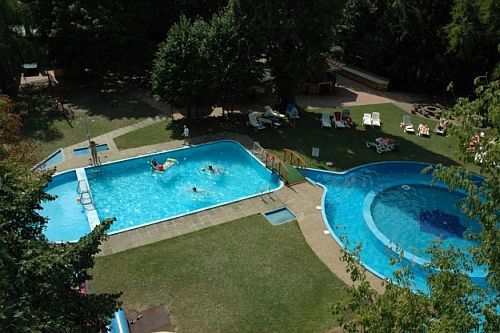 Wellness Hotel Szindbád Balatonszemes, külső belső medencék 