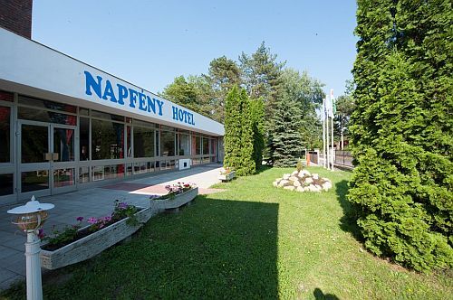 Hotel Napfény Balatonlelle, szép napozó kertje