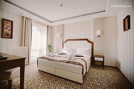 Romantikus és elegáns hotelszoba Mórahalmon