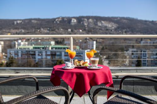 Árpád Hotel Tatabánya - terasz az Árpád Hotelben Tatabányán