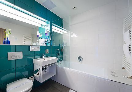 4* Yacht Wellness Hotel Siófok fürdőszobába a Balatonnál