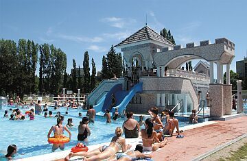 Hotel Flóra közelében a strand Egerben belépővel a fürdőbe