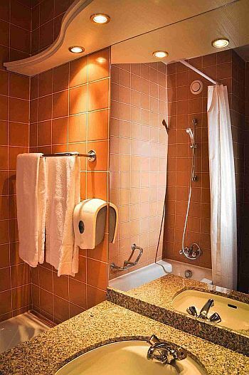 ✔️Hotel Lövér Sopron, szép fürdőszoba a Lővérekben